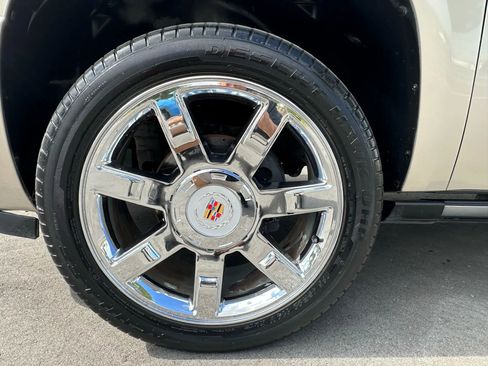 Used 2010 Cadillac Escalade Premium image 13