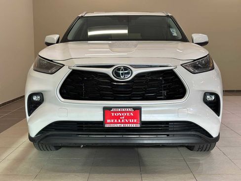 Certified 2024 Toyota Highlander XLE image 6