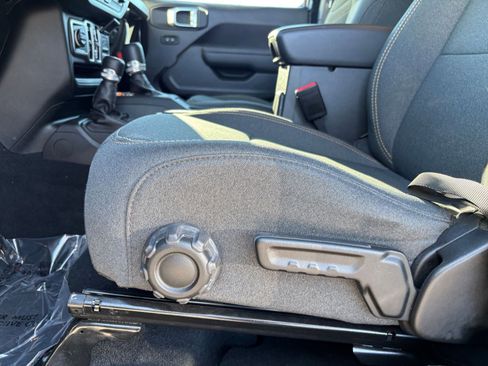 Used 2025 Jeep Wrangler Sport S image 27