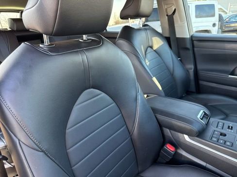 Used 2023 Toyota Highlander XLE image 28