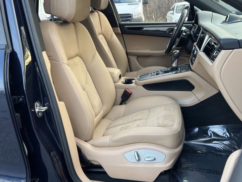 Used 2021 Porsche Macan w/ Premium Package image 26