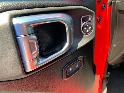 Used 2025 Jeep Wrangler Unlimited Rubicon AWD/4WD image 13