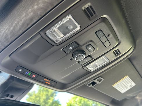 Used 2021 GMC Yukon SLT w/ SLT Luxury Package RWD image 11