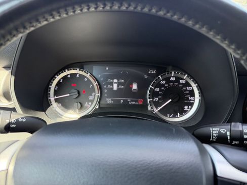 Used 2025 Toyota Highlander LE FWD image 42