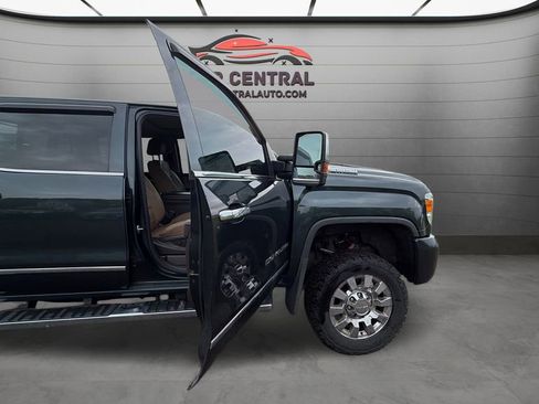 Used 2017 GMC Sierra 2500 Denali w/ Duramax Plus Package AWD/4WD image 9