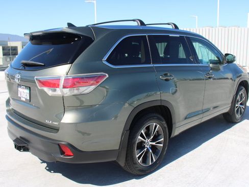 Used 2016 Toyota Highlander XLE AWD/4WD image 3
