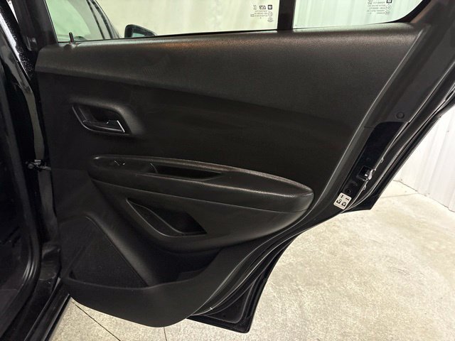 Used 2021 Chevrolet Trax LT w/ Midnight Edition FWD image 13