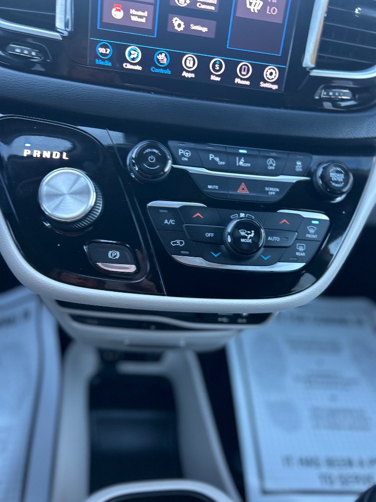 Used 2019 Chrysler Pacifica Touring-L Plus w/ Advanced Safetytec Group FWD image 16