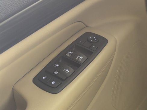 Used 2019 Jeep Grand Cherokee Laredo image 16