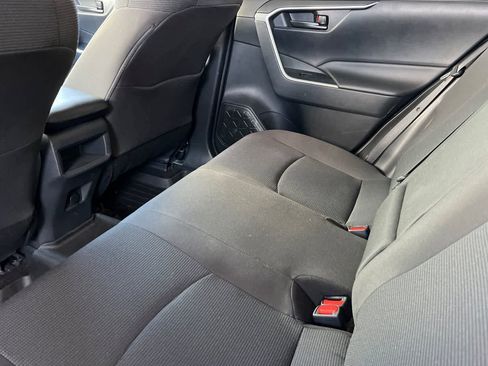 Used 2019 Toyota RAV4 LE FWD image 5