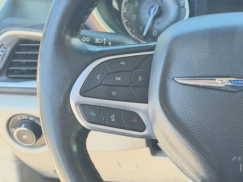 Used 2019 Chrysler Pacifica Touring Plus w/ Cold Weather Group FWD image 18