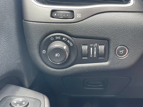 Used 2019 Jeep Cherokee Limited w/ Technology Group AWD/4WD image 26