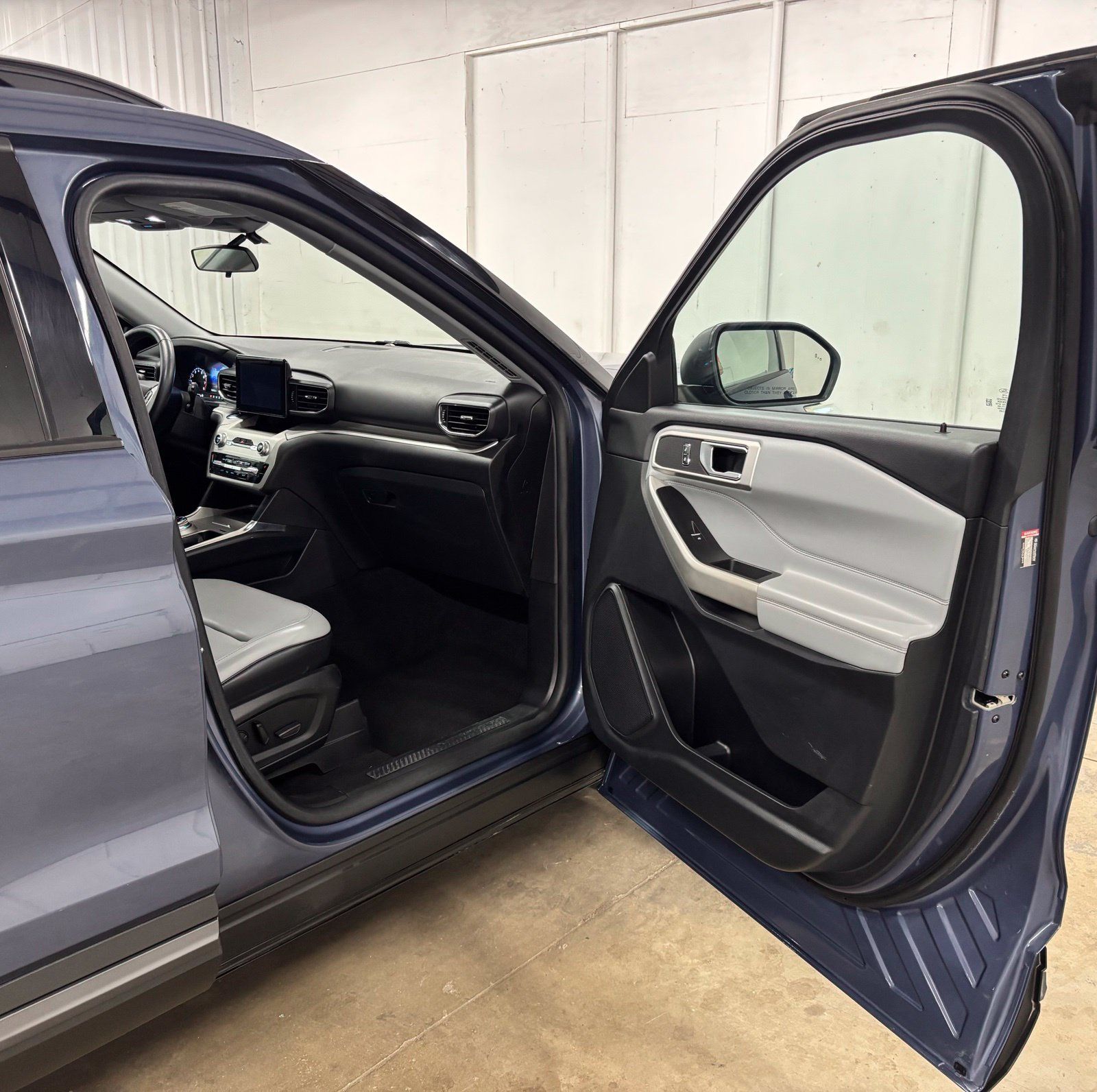 Used 2021 Ford Explorer XLT w/ Equipment Group 202A RWD image 17