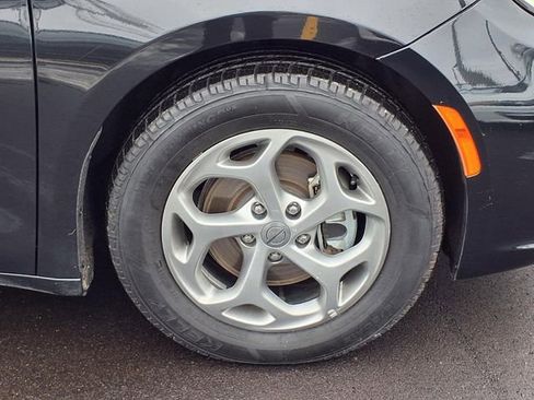 Used 2024 Chrysler Pacifica Limited image 27