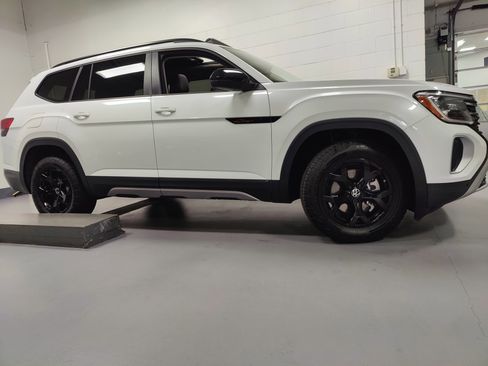 Certified 2024 Volkswagen Atlas Peak Edition SEL image 3