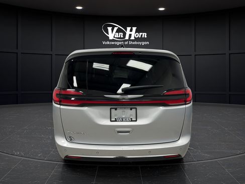 Used 2024 Chrysler Pacifica Touring-L FWD image 6