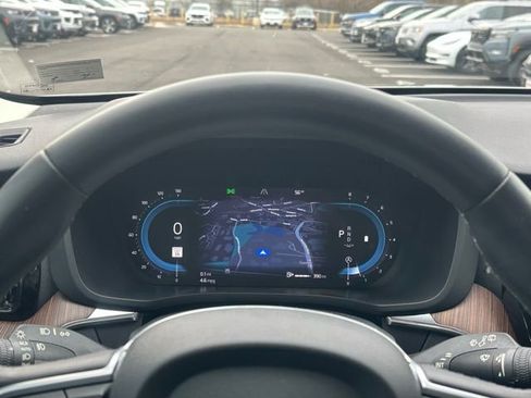 Used 2022 Volvo XC60 B5 Momentum w/ Climate Package image 22