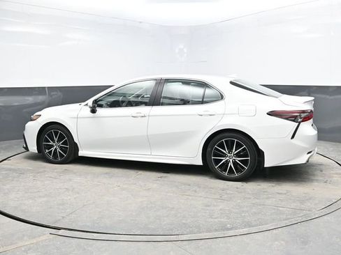 Used 2022 Toyota Camry SE image 4