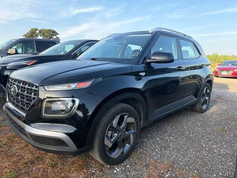 Used 2025 Hyundai Venue SEL FWD image 1