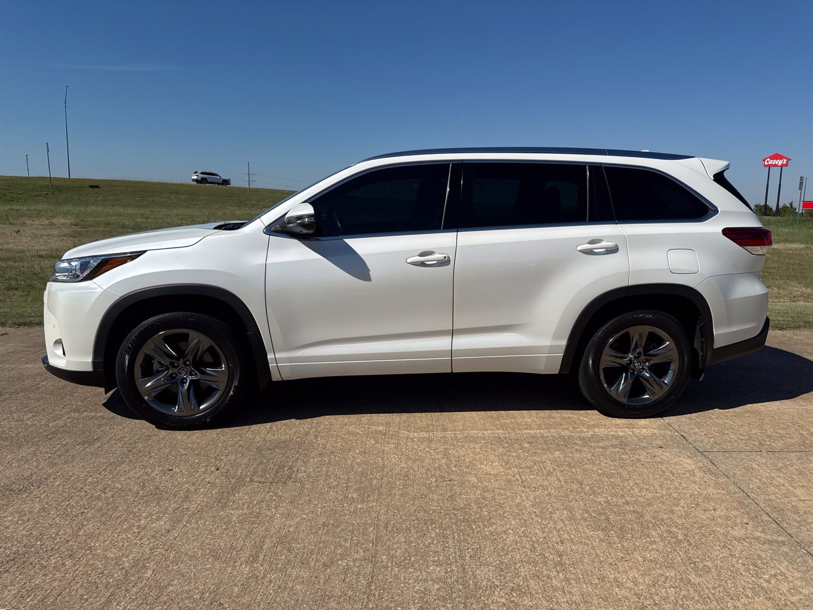 Used 2018 Toyota Highlander Limited Platinum w/ Carpet Mat Package (TMS) AWD/4WD image 5