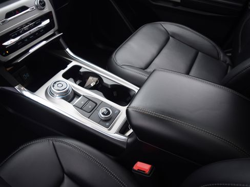 Used 2022 Ford Explorer XLT w/ Equipment Group 202A image 13