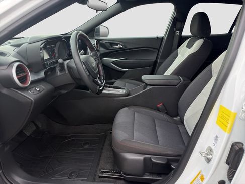 Used 2024 Chevrolet Trax RS w/ Driver Confidence Package FWD image 9