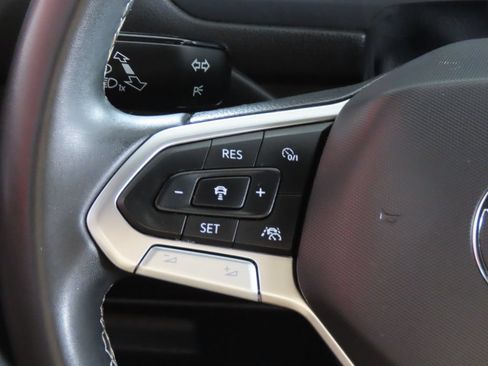Used 2023 Volkswagen Tiguan SE w/ Panoramic Sunroof Package FWD image 45