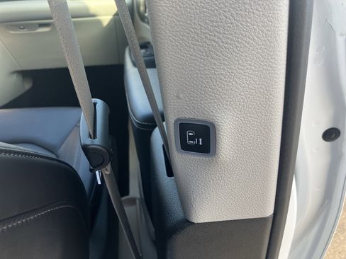 Used 2024 Chrysler Pacifica Touring-L image 12