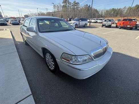 Used 2006 Lincoln Town Car Signature RWD image 9