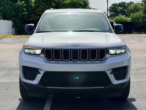 Used 2024 Jeep Grand Cherokee Laredo RWD image 9