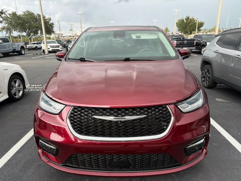 Used 2023 Chrysler Pacifica Touring-L FWD image 10
