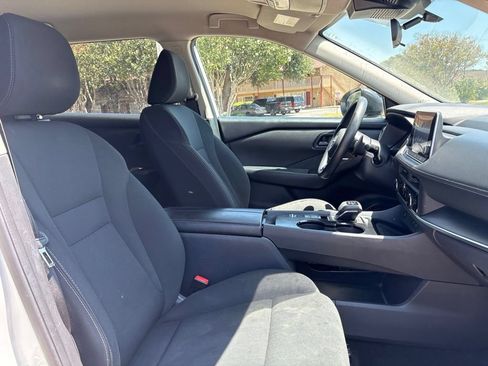 Used 2024 Nissan Rogue S FWD image 11
