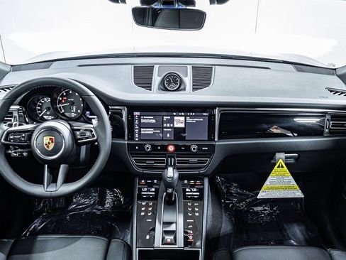 Certified 2025 Porsche Macan image 13