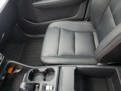 Used 2021 Volvo XC40 T5 Momentum w/ Climate Package image 25