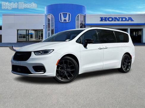 Used 2025 Chrysler Pacifica Limited image 2