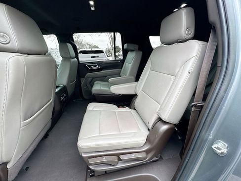 Used 2022 Chevrolet Suburban LT w/ Luxury Package image 25