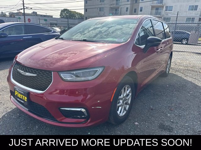 Used 2024 Chrysler Pacifica Touring-L FWD image 1