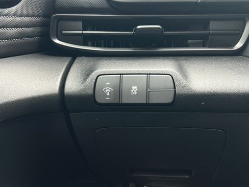 Used 2025 Hyundai Elantra Sport FWD image 11