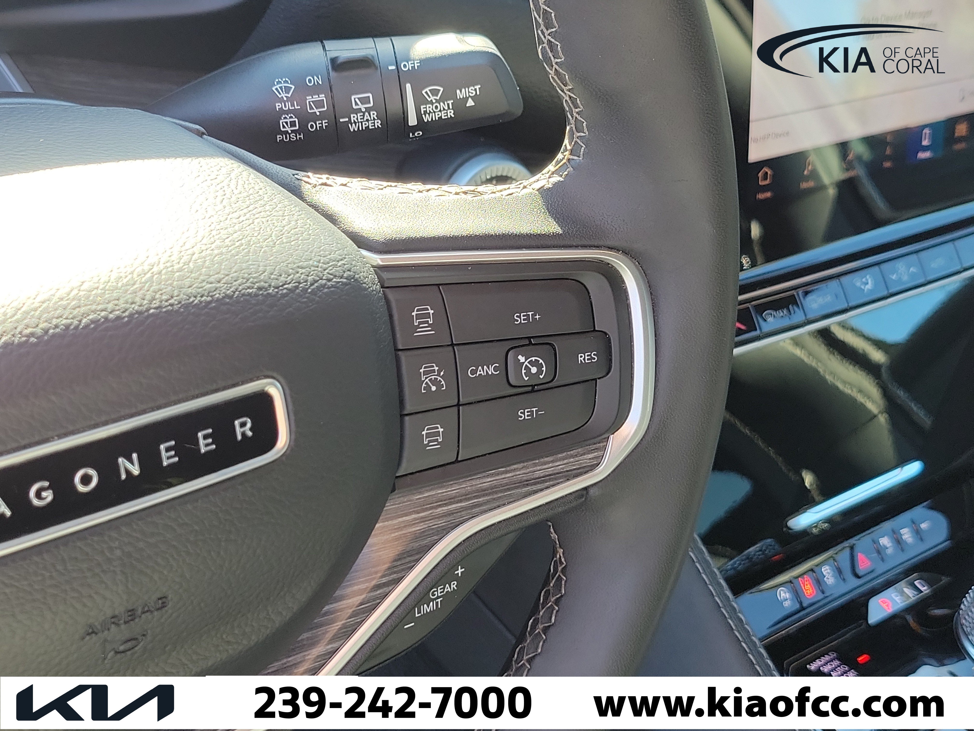 Used 2024 Jeep Wagoneer L Series III w/ Flexible Seating Group AWD/4WD image 28