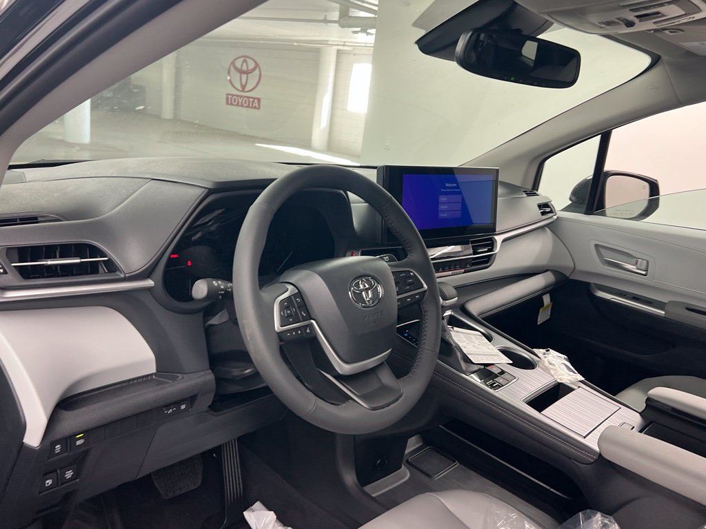 Used 2026 Toyota Sienna XLE FWD image 9