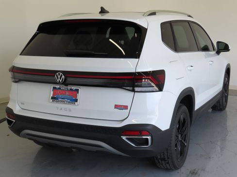 New 2025 Volkswagen Taos SE image 4