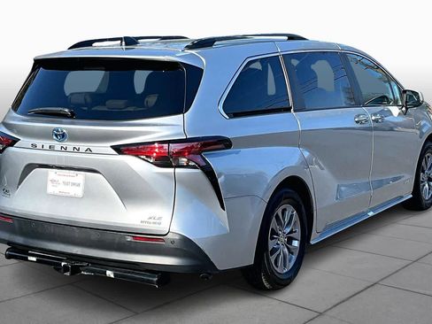 Used 2021 Toyota Sienna XLE image 13