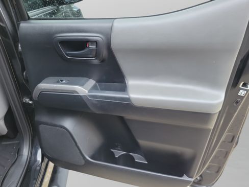 Used 2019 Toyota Tacoma SR5 AWD/4WD image 27
