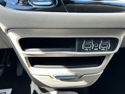 Used 2023 Chrysler Pacifica Touring-L FWD image 33