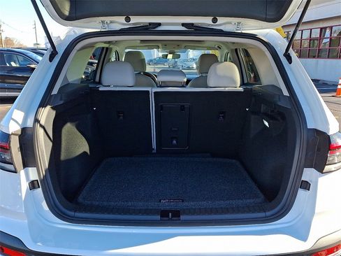 Certified 2025 Volkswagen Taos SE w/ Panoramic Sunroof Package image 30