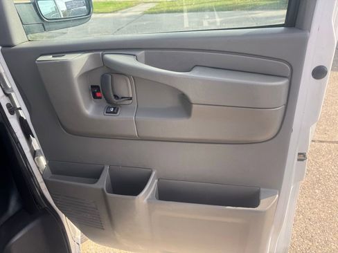 Used 2014 GMC Savana 3500 LS image 9