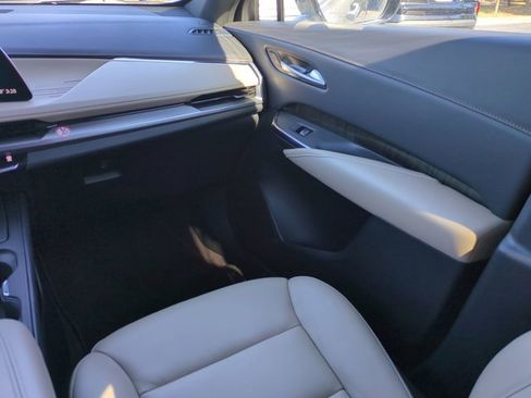 Used 2024 Cadillac XT4 Premium Luxury image 17