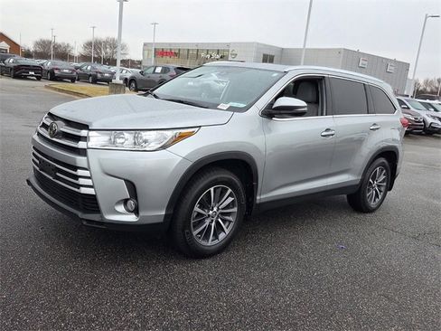 Used 2019 Toyota Highlander XLE image 3