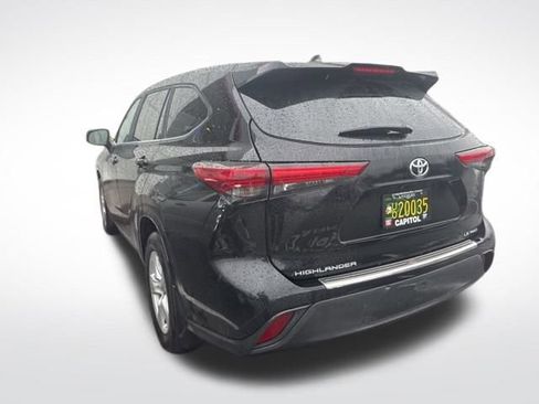 Used 2023 Toyota Highlander LE image 4