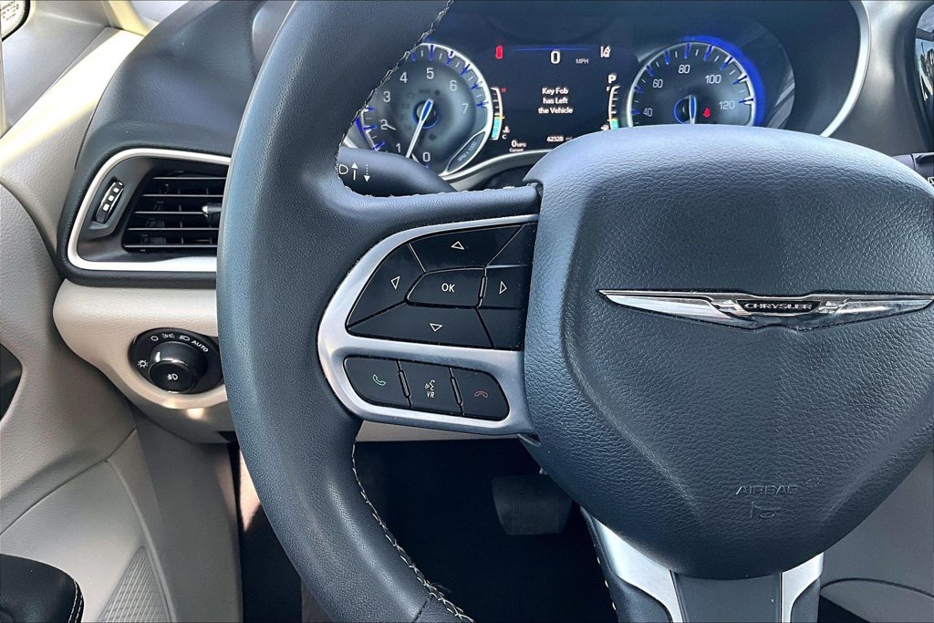 Used 2023 Chrysler Pacifica Touring-L FWD image 18